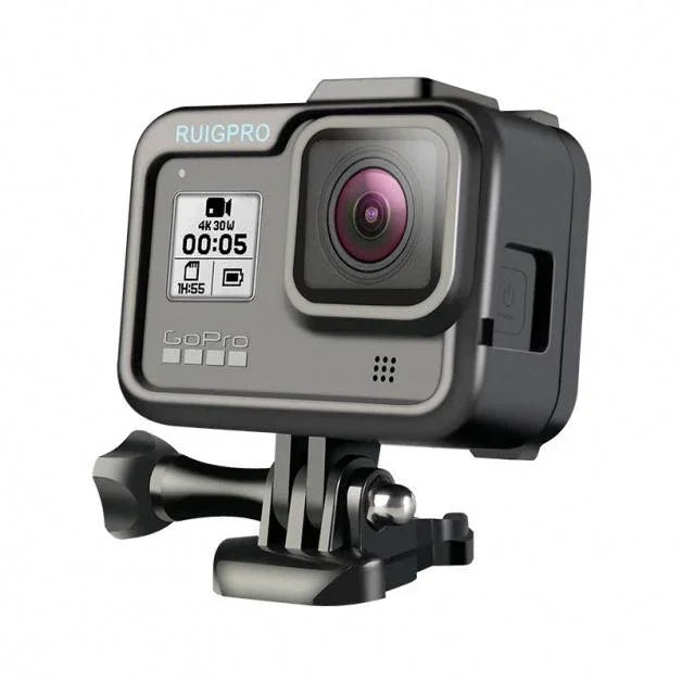 GoPro Hero 5 actionkamera i skyddshölje med monteringsfäste mot vit bakgrund