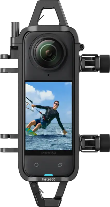 Insta360 X4 flytfäste för vattensport i action, säkrar kameran under vattenaktiviteter.