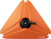 Insta360 Flytande Surfbrädefäste håller din Insta360-kamera flytande på vattnet.