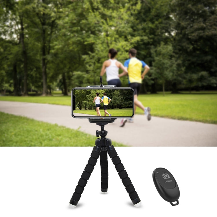 Flexibelt ministativ med medföljande mobilhållare och trådlös fjärrkontroll för smidig fotografering.