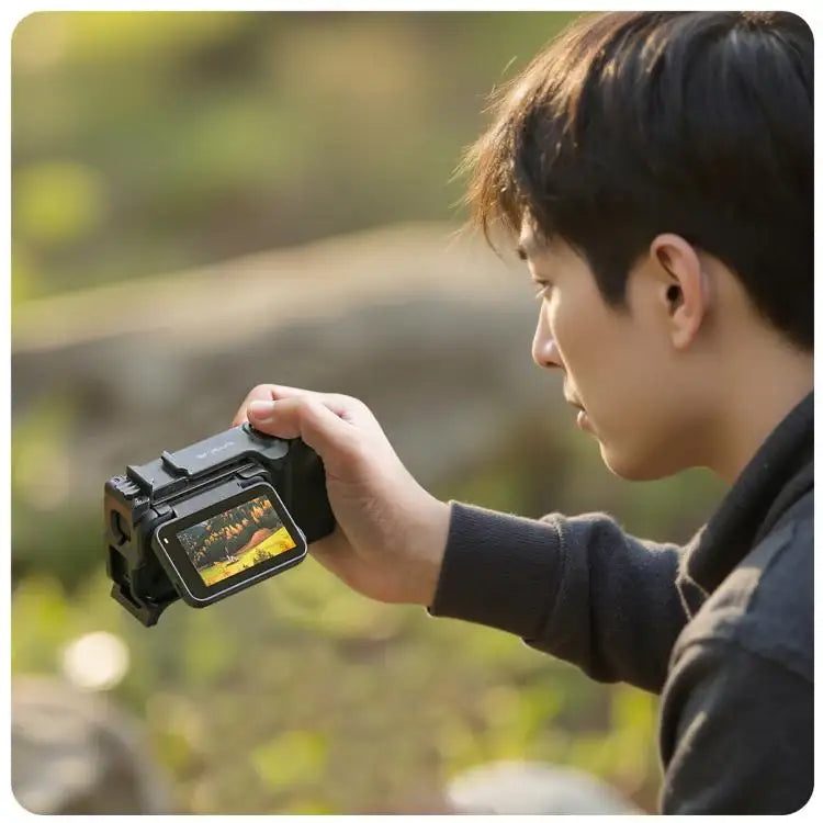 Ergonomiskt Insta360 Ace Pro handtag för streetfotografi med stabil filmning.