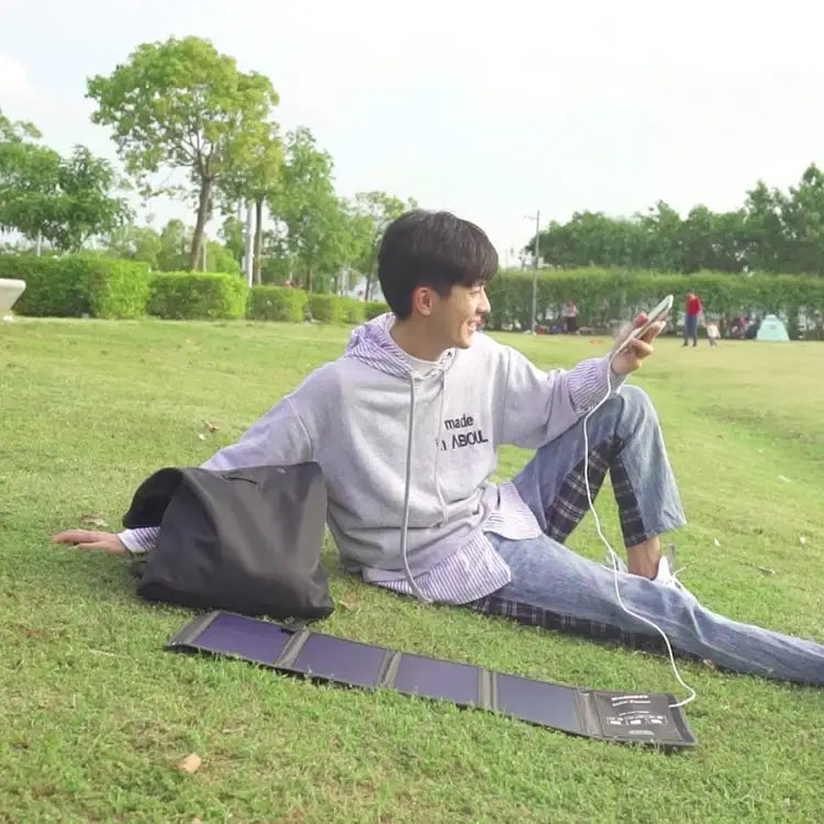 HAWEEL 28W vikbar solpanel med dubbla USB-portar, laddar enheter utomhus.